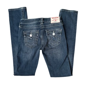 True Religion jeans strl 26 - Använda 1 gång! Midjemått: 35cm Innerbenslängd: 83cm Total längd: 104cm