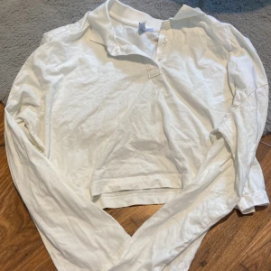 Vit croppad långärmad - Aldrig använd, enbart testad. Den är skön i materialet och har långa ärmar.