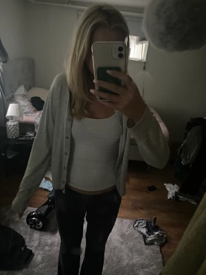 Kofta  - En jättefin grå kofta att ha över ett linne eller tröja 