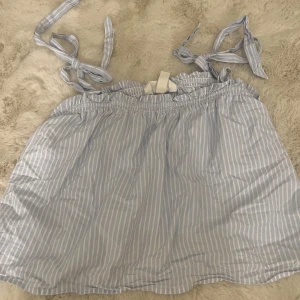 Söt topp - Gullig topp köpt från hm för två somrar sen, inga defekter eller så o knappt använd❤️ passar till typ linnebyxor tex! 