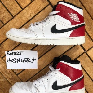 Nike Air Jordan 1 mid.  - Nine Air Jordan 1 Mid ”White black gym red”. Us 10 (EU 44). Creasing på tårna. I övrigt bra beg. Skick! 