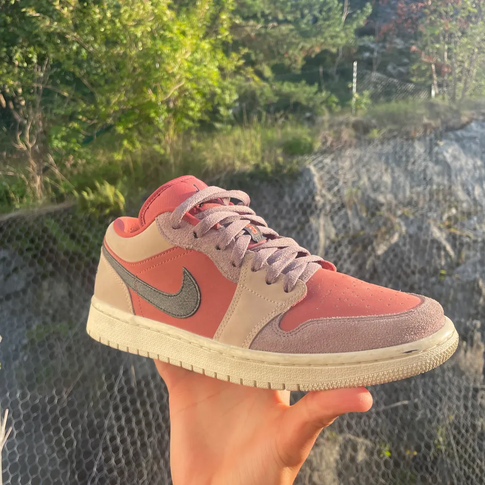  Air Jordan 1 Canyon Rust Low i nyskick. Ingen starloss eller heeldrag. Finns en liten fläck på ena skon. Inte heller creasade. Nypris är 2000kr+, mitt pris är en bråkdel.Snygg colorway som passar utmärkt till hösten. Pris kan alltid diskuteras. 🔥. Skor.