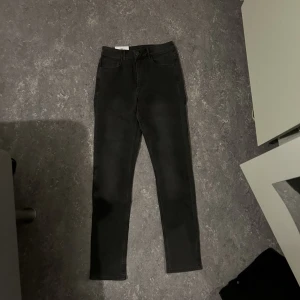 Jeans - Helt nya jeans. Kan hämtas i sundsvall eller fraktas mot fraktkostnad!