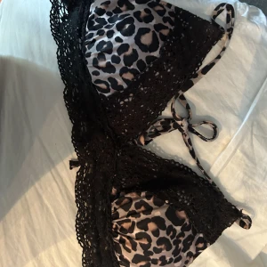 3 bikini toppar - Säljer dessa bikini toppar för 100 aldrig använt någon av dom Den rosa är M men är mer xs-s o de andra är S
