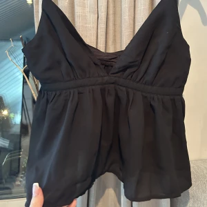 Svart söt topp - Min favorit topp som inte passar. Xs  Älskar denna topp enormt mkt men passar då inte så bättre att någon annan får användning för den🥰