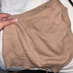 Topp xs beige  - Stickad topp med en ärm  Beige från shein xs  Använd 1 ggn
