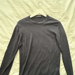 Daniele fiesoli tröja - Galet snygg pullover från daniele fiesoli. Inga defekter utom att stygnet på ena sidan lappen lossnat. Köpt för ca 1600kr