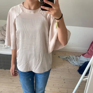 Super snygg tröja😻 - Tröjan är i mycket bra skick jag säljer den då den aldrig kommer till användning💗priset går att diskutera 