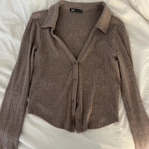 Zara tröjan - Tröja ifrån Zara, endast provad! Strl S men passar även mig som vanligtvis är en M⭐️superskön och fin färg nu till hösten! 🍁 