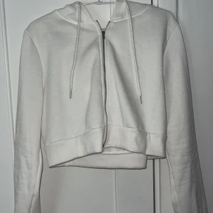 Kroppad vit hoddie  - Kroppad vit hoddie ifrån SHEIN. Superskönt material på insidan av tröjan. Använt ett fåtal gånger så nästan i nyskick 