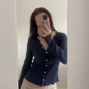 Tight kofta/topp  - Mörkblå tight kofta med spets runt knapparna. Sitter bra i armarna och kroppen. 🧚‍♀️🥰