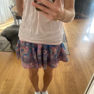 Mönstrad kjol - Den är lite stor men väldigt fin om man viker upp den lite❤️‍🔥❤️‍🔥 hör av er om ni har frågor eller vill köpa💗❤️❤️🥰🥰