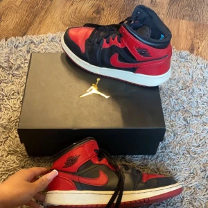 Jordans 4 - Säljer dessa pågrund av att dem är försmå, röd svarta jordans 4 mid. Blått vid hälen inuti för skydd mot skoskav. Vid bra förhandling kan priset såklart sänkas men köpta för 1500 kr💕