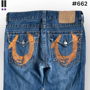 True religion jeans #662 - True Religion jeans 💜 Tag 33W 💜Midja (rakt över) 43cm 💜 Innerben 69cm 💜 Ytterben 98cm 💜 Benöppning 25cm 💜  💜Våra mått blir W=33 och L=27 💜 Men jämför alltid måtten med dina bästa jeans💜662