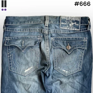 True religion jeans #666 - True Religion jeans i model Billy Big T 💜 Tag 34W 💜Midja (rakt över) 46cm 💜 Innerben 80cm 💜 Ytterben 105cm 💜 Benöppning 26cm 💜 Nedgångna, saknar knapp på vänster bakficka, sydda på framsidan. 💜Våra mått blir W=36 och L=31 💜 Men jämför alltid måtten💜