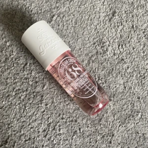 Brazilian crush- cheirosa - Säljer min Brazilian Crush body mist då jag bara använt den en gång och doften inte passar mig bra!  Nypris på sephora: 419kr Mitt pris: 200kr 
