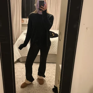 Stickad tröja - Fin svart stickad tröja med enkla detaljer💕Passar bra på mig med storlek S i vanliga fall