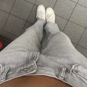 Gina Tricot jeans - Lysegrå jeans fra Gina tricot i strl 38. De er low rise, straight leg og veldig behagelige.