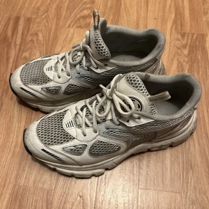 Axel Arigato Marathon - Axel Arigato skor i modellen Marathon Runner. Ordinarie pris 3400kr, mitt pris 1000kr. Kan gå ner vid snabb affär 🥰