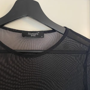 Svart mesh topp🎤🖤 - Helt vanlig svart mesh top i väldigt fint skick. Har endast använts några få gånger❤️‍🔥