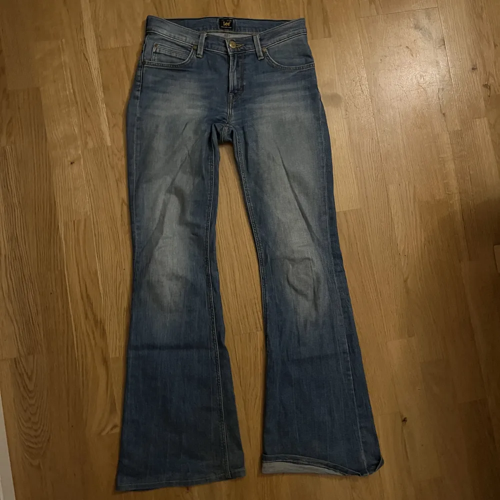 Jättesnygga low/midwaisted Lee jeans! De är för långa på mig som är 160. Storleken är W26🫶. Jeans & Byxor.