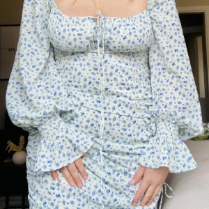 Adoore Klänning stl44 - ”Capri dress” från Adoore Köpt här på Plick i våras men passade inte som önskat.  Jag har inte använt klänningen och den såldes till mig i nyskick. Dock ett litet hål vid dragkedjan. Inget som syns vid användning.