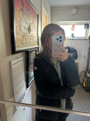 Monclear jacka - Säljer nu min äkta monclear som är perfekt till hösten. Den har inga defekter, lägger ut för att se hur mycket jag kan få dem för. Kom privat för mer bilder och frågor💘💘jag har Xs/s och den passar mig perfekt  