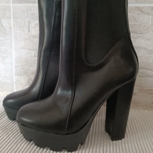 Stövletter 36  - Nya och oanvända stövletter - Nypris 600 kr - Kan skickas, köpare står för frakt - Använder swish 