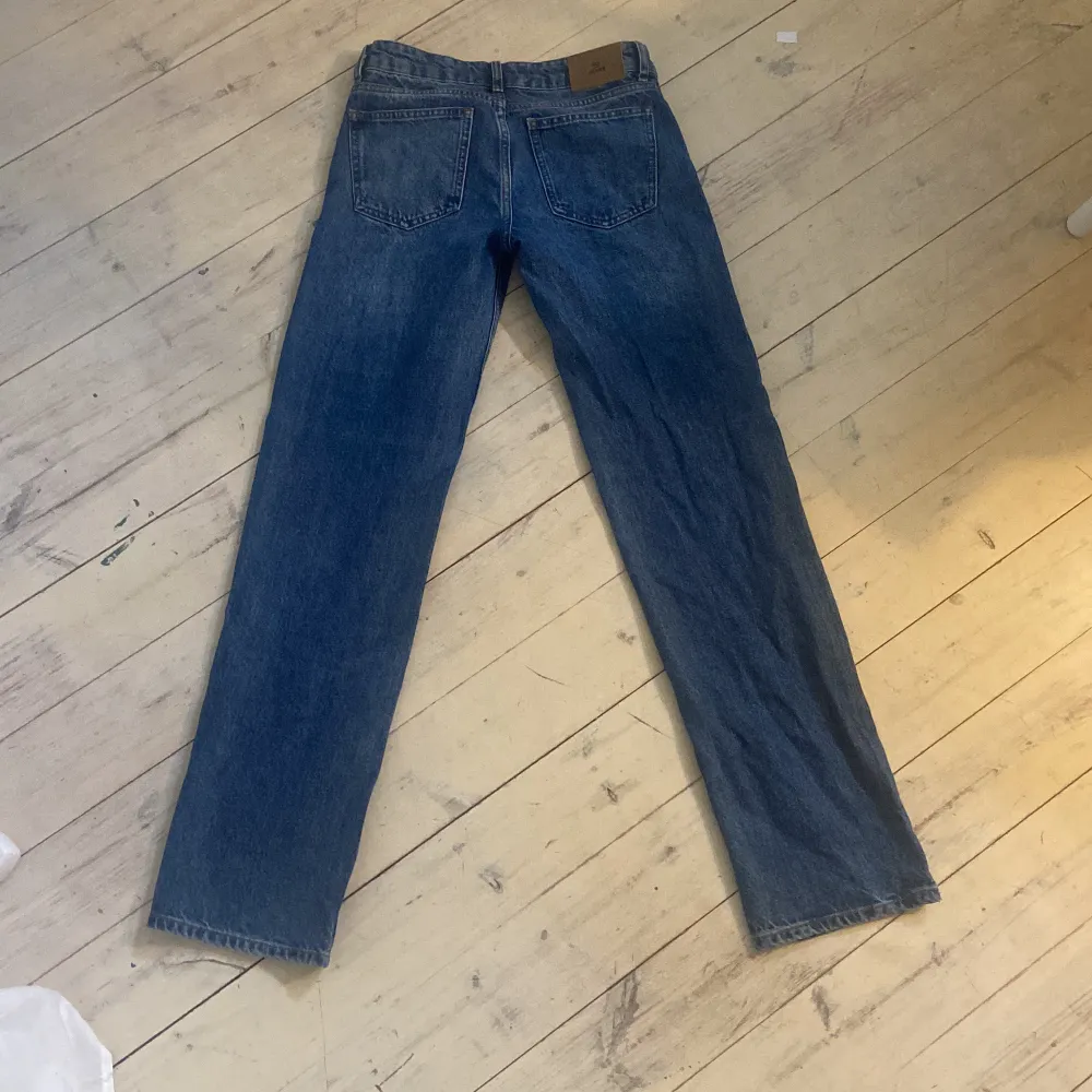 dom kommer inte till användning längre för att dom inte passar längre använda 4-5 gånger💕💕dom är lowaist och frakten ingår inte💕. Jeans & Byxor.