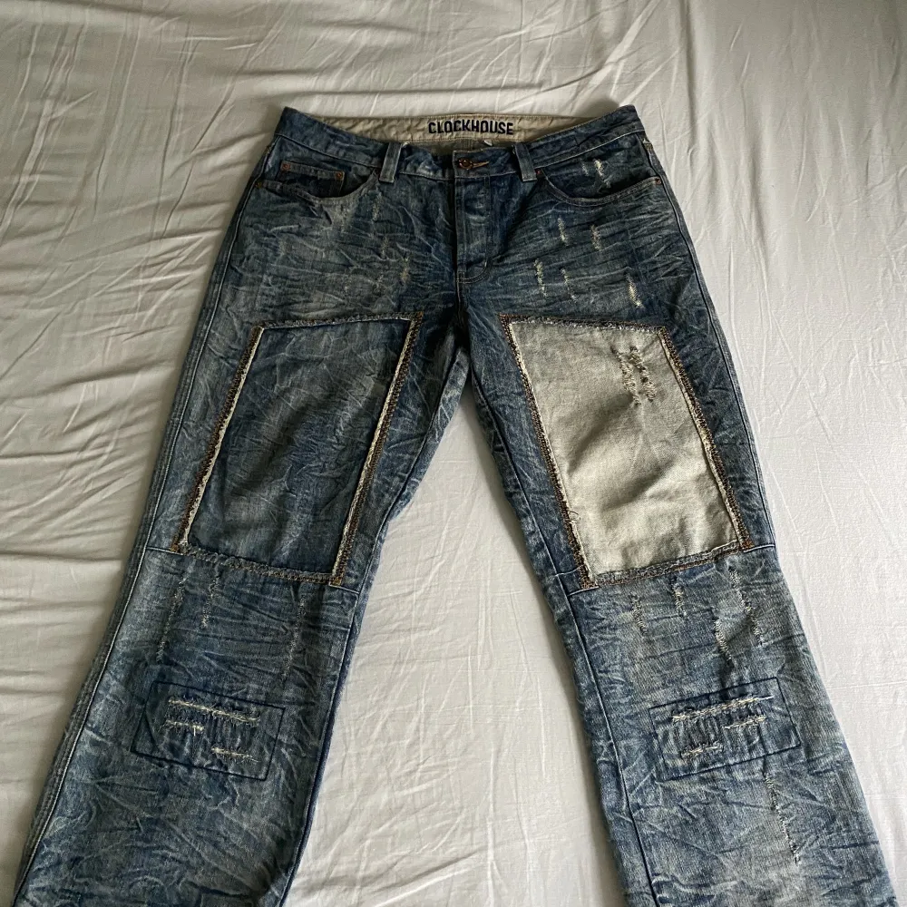 Crazy ass jeans liknar lite ticila seven star #rockerjeans kanske säljer för dom var korta som fan men passar mig som är 173 helt okej om jag har jävligt mycket häng😂😵😵 Hmu så mäter jag om ni vill💯💯💯tuffa som fan #rare. Jeans & Byxor.