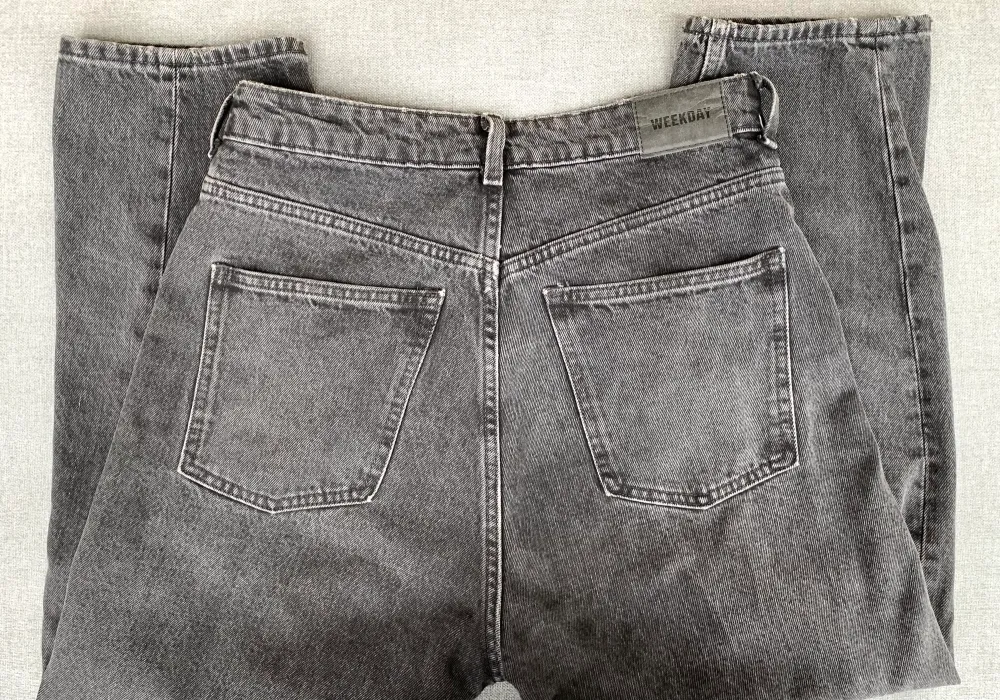 Meg Mom jeans från Weekday i tvättad svart färg. Högmidjade och croppade i längden. Storlek 29/26. Jeans & Byxor.