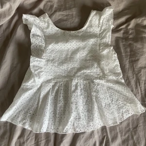 Zara topp - Söt zara topp men är för liten på mig. Passar personer i xs/xxs då det är en barnstorlek!! Skriv för frågor eller mer 💕