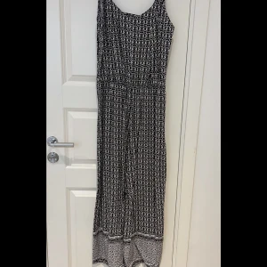 Jumpsuit - sommarkläder - Den är i ny skick. Passar perfekt på en sommardag, efter stranden eller för att leka på parken. Köpt för 179kr men säljer för 89kr. 
