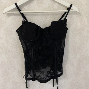 Korsett  - En svartkorsett topp, jätte fin och fina mönster, storlek 75B, från hm💞