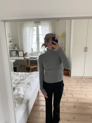 Grå polotröja - Jättefin och suuuperskön grå polotröja som är perfekt nu till hösten! Skönaste materialet och i nyskick. 