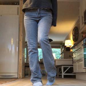 Snygga midwaist bootcut jeans från Gina Tricot. Säljer då de inte längre kommer till användning. Har använts varsamt. Kontakta mig för fler bilder. 