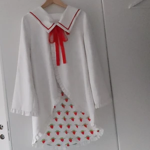 Gullig jordgubbs tröja/klänning - Aldrig använd tröja/klänning från kawaii store stockholm (prutbart pris)