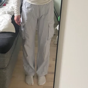Ljusblå cargos  - Mid waist ljusblå cargobyxor från Gina Tricot i storlek XS köpta i början av året och skicket är så gott som ny, säljer då de inte längre passar min stil. Nypris 600kr