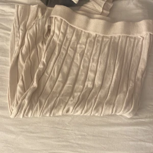 Beige kjol - Beige stickad kjol. Lång kjol, använd någon gång