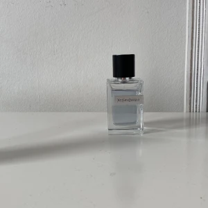 Ysl parfym - Ysl Eau de toilette. 80 procen av parfymen finns kvar. Luktar exakt likadant som när jag köpte den för inte så länge sedan. Nypris ligger på 840kr för 60 ml vilket denna är. Nypris för 40ml är 700. Skulle säga att det är 47ml kvar.
