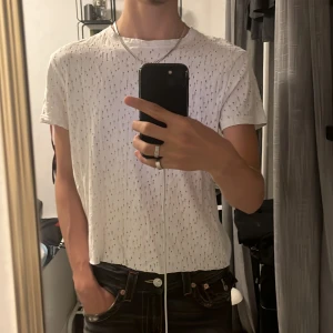 Croppad T shirt - Inga fläckar. Knappt använd. Ganska croppad. Jag är 185cm lång. Den har hål i fram och vanligt i bak. Står medium men passar som S