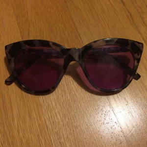 solglasögon - jättesnygga solglasögon med leopard liknande mönster och lila linser. köpte för ca 10 år sedan och tyvär bara andvända ett få antal gånger. 