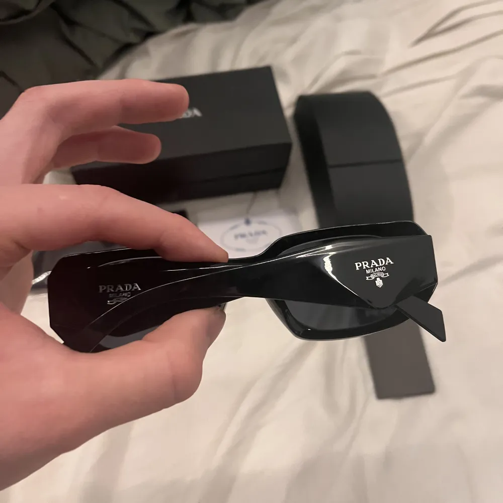 Säljer mina helt nya Prada solglasögon av modell 17ws då de inte riktigt passar min stil, kommer med låda, certifikat och alla tags.. Övrigt.