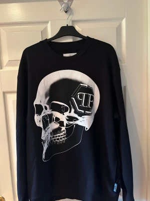 Philip plein  tröja -  Helt oanvänd. Passar inte mig där av säljer.  Butiken gick i konkurs jag köpte i nypris är 9000 kr. 