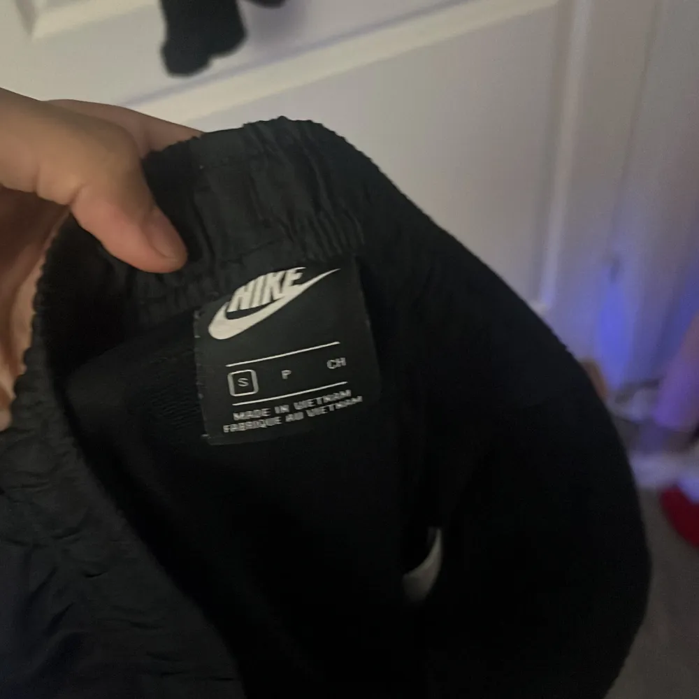 Säljer ett par nike track pants, dessa är väldigt sköna samtidigt luftiga så strl S men de sitter som M. för mer info är de bara att skriv så svara vi så snabbt som möjligt.. Jeans & Byxor.