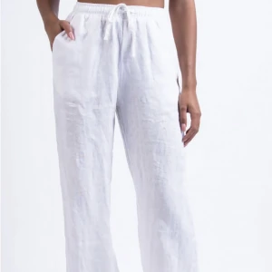 Linnebyxor från madlady - Vita linnebyxor från madlady, säljs då dem inte kommer till användning. I bra skick (behövs nog en strykning). Nypris 599, slutsåld på hemsidan.