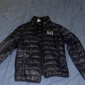 Tunn Ea7 jacka. Storlek S. - Bra skick, fin jacka och Äkta såklart. Använt jackan och aldrig vart fel på den, inga hål inget fel på kedjan, inga fel alls.