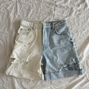 Jeansshorts - Sjukt snygga jeansshorts från bershka! Tvåfärgade i jeansblå och vit! Sitter supersnyggt! Strl. 36
