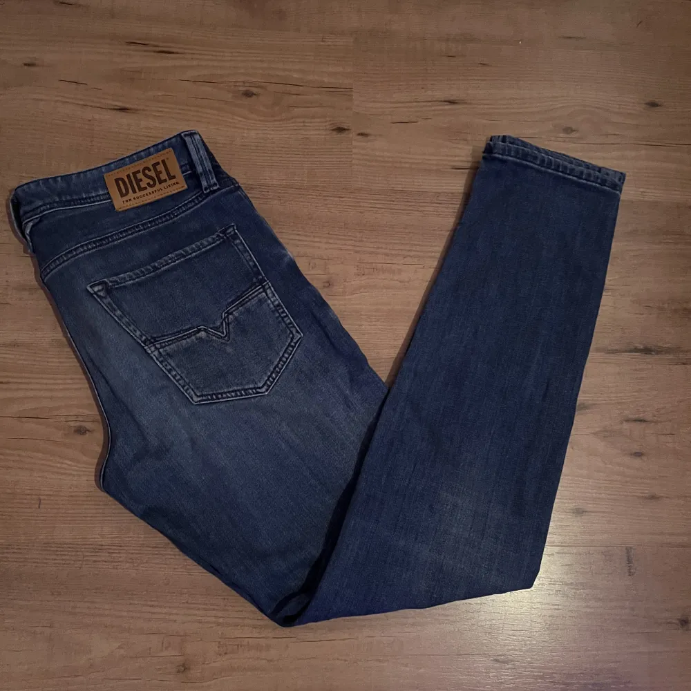 Säljer dessa jättefina Diesel Jeans som är i väldigt bra skick. Jeansen har knappt blivit använda och har bara legat i min byrå. Byxorna har inga synliga defekter. Skriv ifall ni har fler funderingar:) Storlek W31 L32. Jeans & Byxor.
