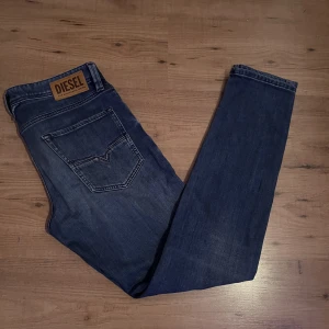Diesel Jeans - Säljer dessa jättefina Diesel Jeans som är i väldigt bra skick. Jeansen har knappt blivit använda och har bara legat i min byrå. Byxorna har inga synliga defekter. Skriv ifall ni har fler funderingar:) Storlek W31 L32